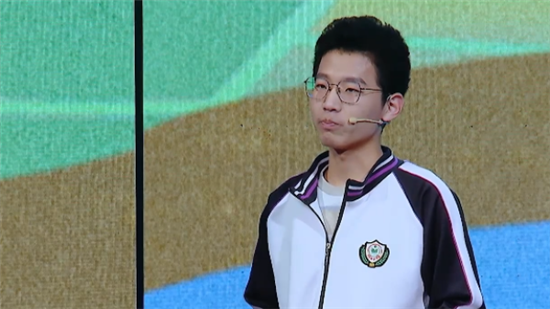 河北衡水中学高三学生张锡峰在《超级演说家·正青春》节目上演讲。